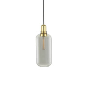 Pendel Amp L røget glas, messing med nostalgisk design og dekorativ pære.