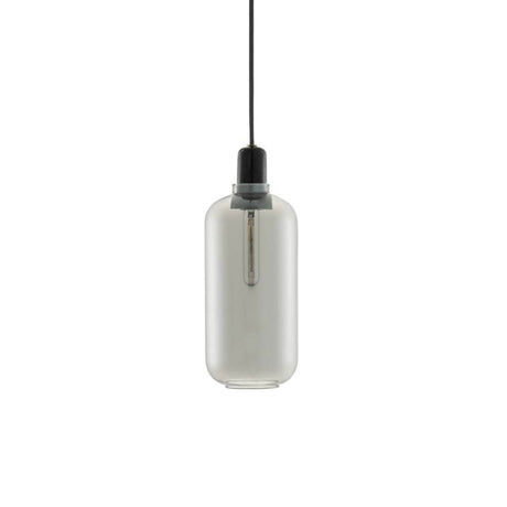 Lampa wisząca Amp L z dymionym szkłem i dekoracyjną żarówką w nowoczesnym designie.