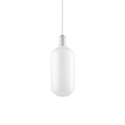 Pendel Amp L Hvid i opal hvidt glas med minimalistisk form og guldramme.