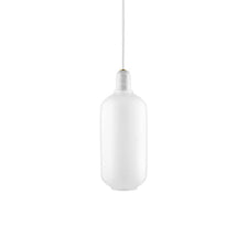 Suspension Amp L blanche en verre opalin avec une forme minimaliste et une douille dorée.