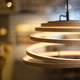 Pendelleuchte Aspiro 8000 aus Holz Ø 50cm in verspielter Spiralform mit LED-Beleuchtung.