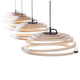 Pendelleuchte Aspiro 8000 aus Holz Ø 50cm in Spiralform, ideal für Esstisch oder Schreibtisch.