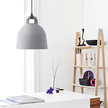 Klokke pendel M Ø 42cm grå i et moderne rum over bord og hylde