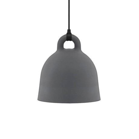 Klokkependel M Ø 42cm grå - elegant grå lampe med industrielt design til moderne interiør.