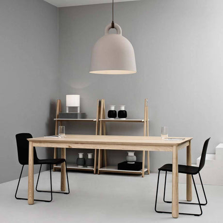 Lampa wisząca Bell M Ø 42cm Piasek nad nowoczesnym stołem jadalnym w minimalistycznym wnętrzu