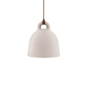 Pendelleuchte Bell S Ø 35cm Sand von Normann Copenhagen mit glatter, weich gerundeter Glockenform und weißem Schirminnenraum