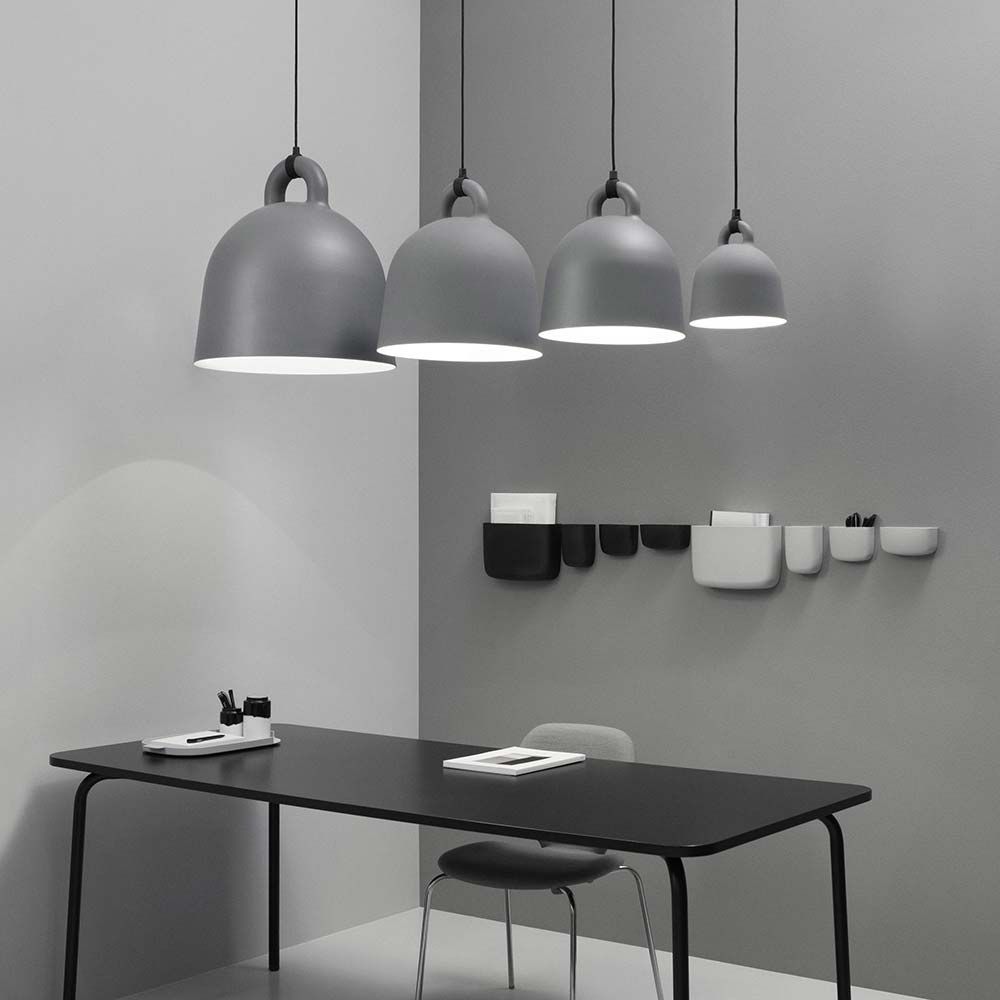 Pendelleuchten Bell S in Grau, in einem modernen Raum mit Tisch und Wandregalen, stilvoll und funktional.