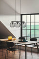 Pendelleuchte Beroni in einem modernen Esstisch-Ambiente mit klaren Linien und elegantem Design.