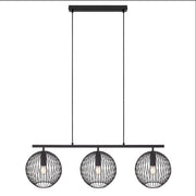 Pendelleuchte Beroni mit drei schwarzen Metallkugeln und dekorativem Licht- und Schattenspiel