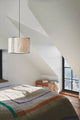 Moderne Pendelleuchte Cardine 35 in einem Schlafzimmer mit diffusen Licht und minimalistischem Design.