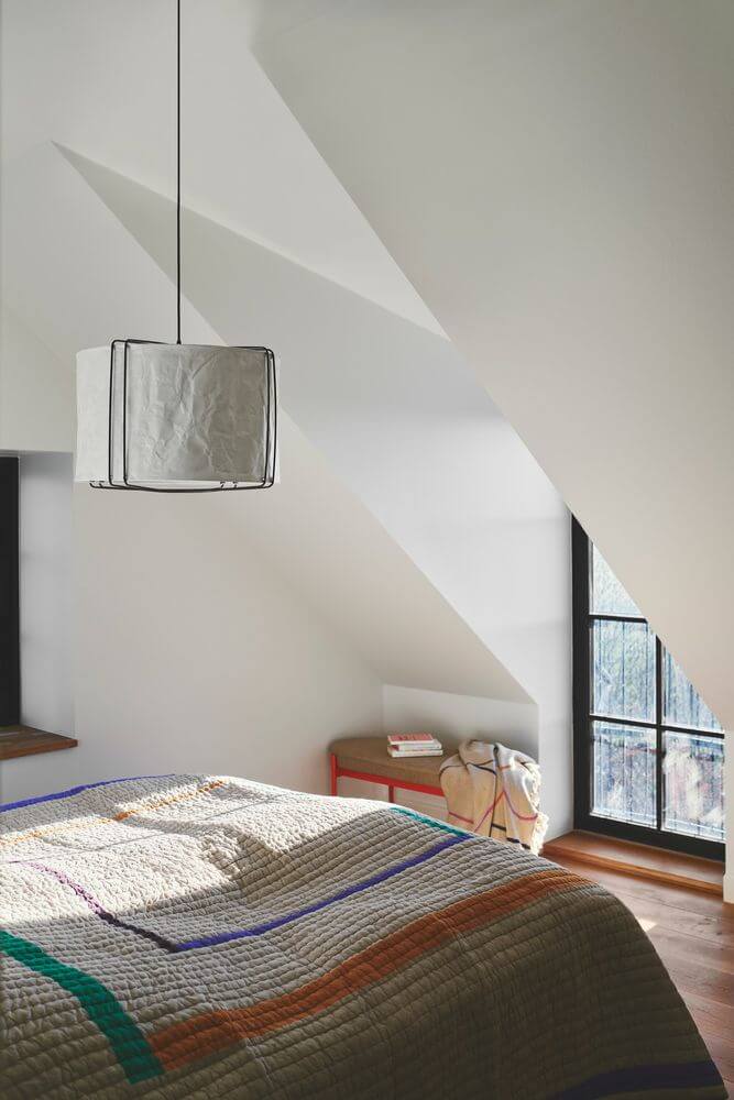 Pendelleuchte Cardine 35 im modernen Schlafzimmer mit natürlichem Licht und minimalistischer Einrichtung.