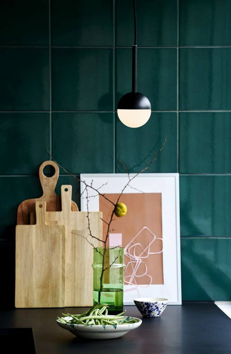 Pendelleuchte Contina in modernem Interieur mit eleganter Glasgestaltung und sanftem Licht.