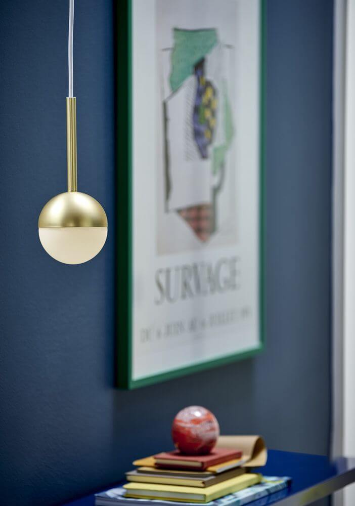 Pendelleuchte Contina in gold mit opalweißem Glas, moderne Lichtquelle für jeden Raum.
