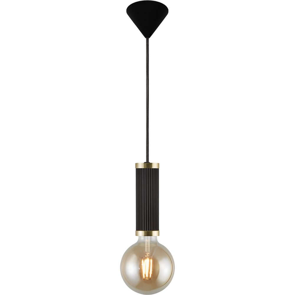 Pendelleuchte Galloway in modernem Design mit Messing-Details und gerillter Oberfläche.