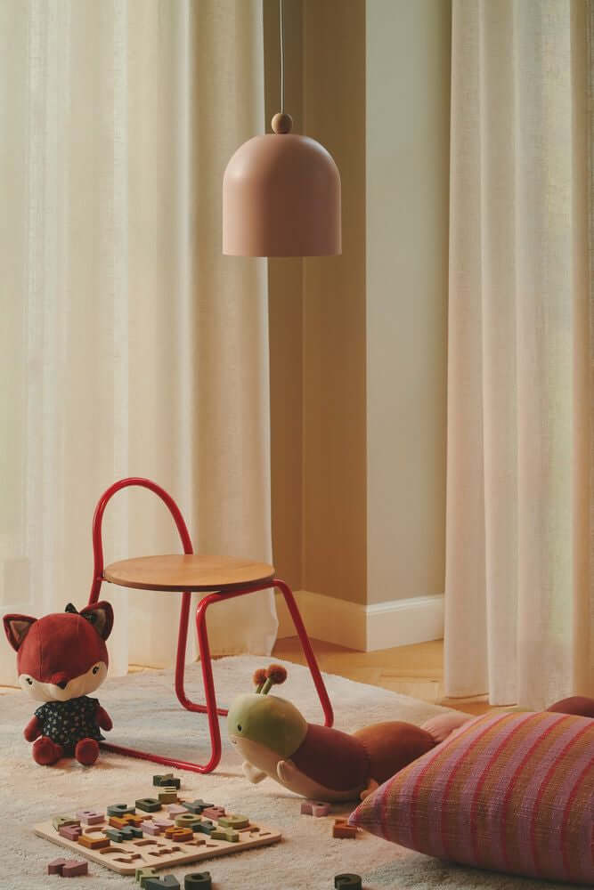 Pendelleuchte Gaston in einem Kinderzimmer mit gepolstertem Boden, Spielzeug und einem roten Stuhl.