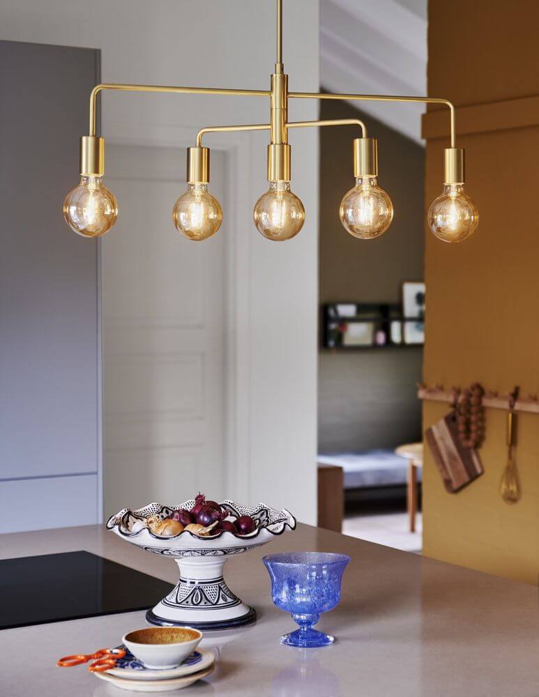 Pendelleuchte Gloom 5-Spot in elegantem Design mit drehbaren Armen und dekorativen Leuchtmitteln.