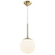 Pendelleuchte Grant 15 mit eleganter Glaskuppel und modernem goldfarbenem Gestell.