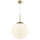 Pendelleuchte Grant 35 mit eleganter Glaskuppel und goldfarbenem Gestell.