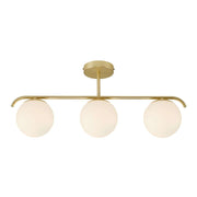 Pendelleuchte Grant 3x15 mit drei eleganten Glaskugeln auf goldenem Gestell.
