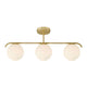 Pendelleuchte Grant 3x15 mit drei eleganten Glaskugeln auf goldenem Gestell.