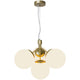 Pendelleuchte Ivona 4-Spot mit elegantem Messingdesign und Opalglaskugeln.