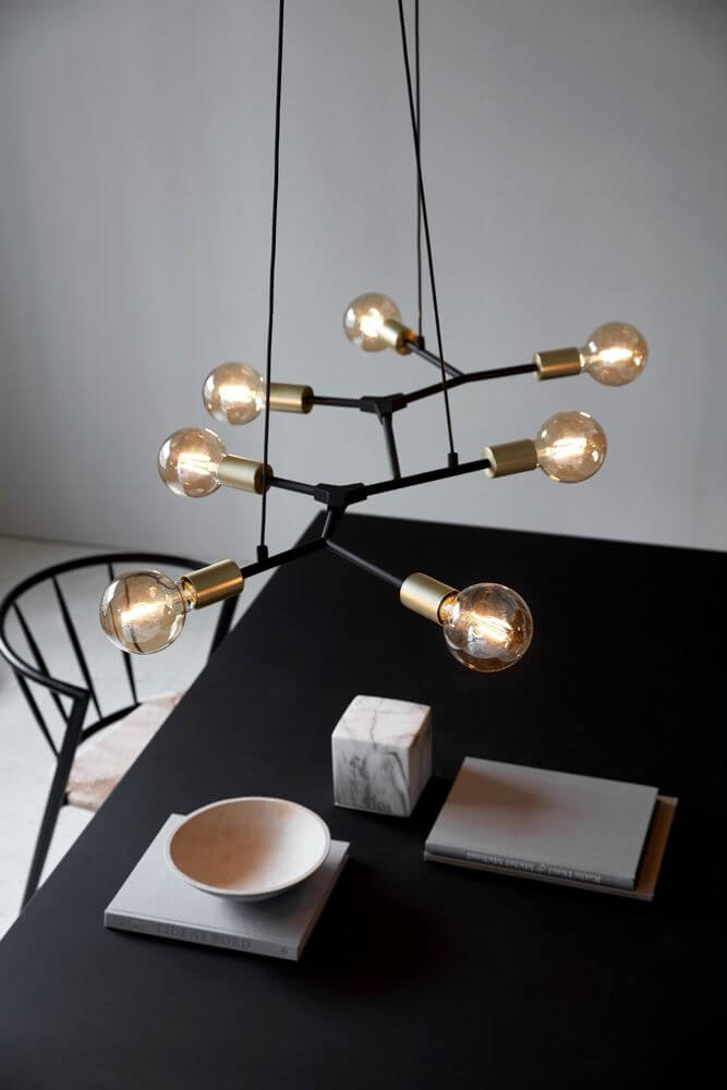Pendelleuchte Josefine 7-Spot: moderne und dekorative Lampe mit industriellem Design und Messingdetails.