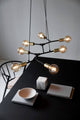 Pendelleuchte Josefine 7-Spot: moderne und dekorative Lampe mit industriellem Design und Messingdetails.