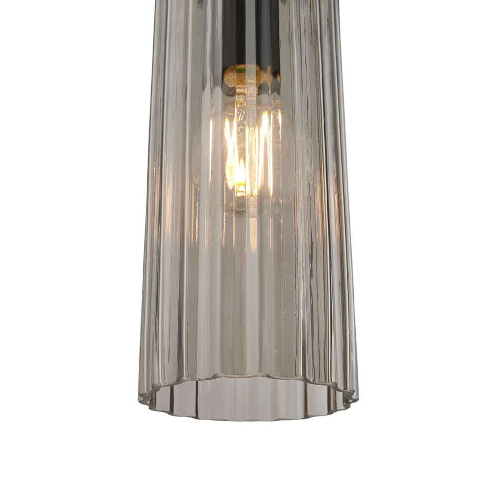 Pendelleuchte Miella mit elegantem, geripptem Glas und modernem Design.