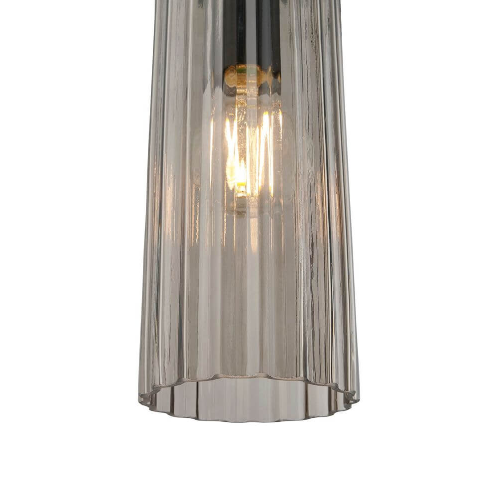 Pendelleuchte Miella 3-Rail mit elegantem, geripptem Glas für gemütliche Beleuchtung.