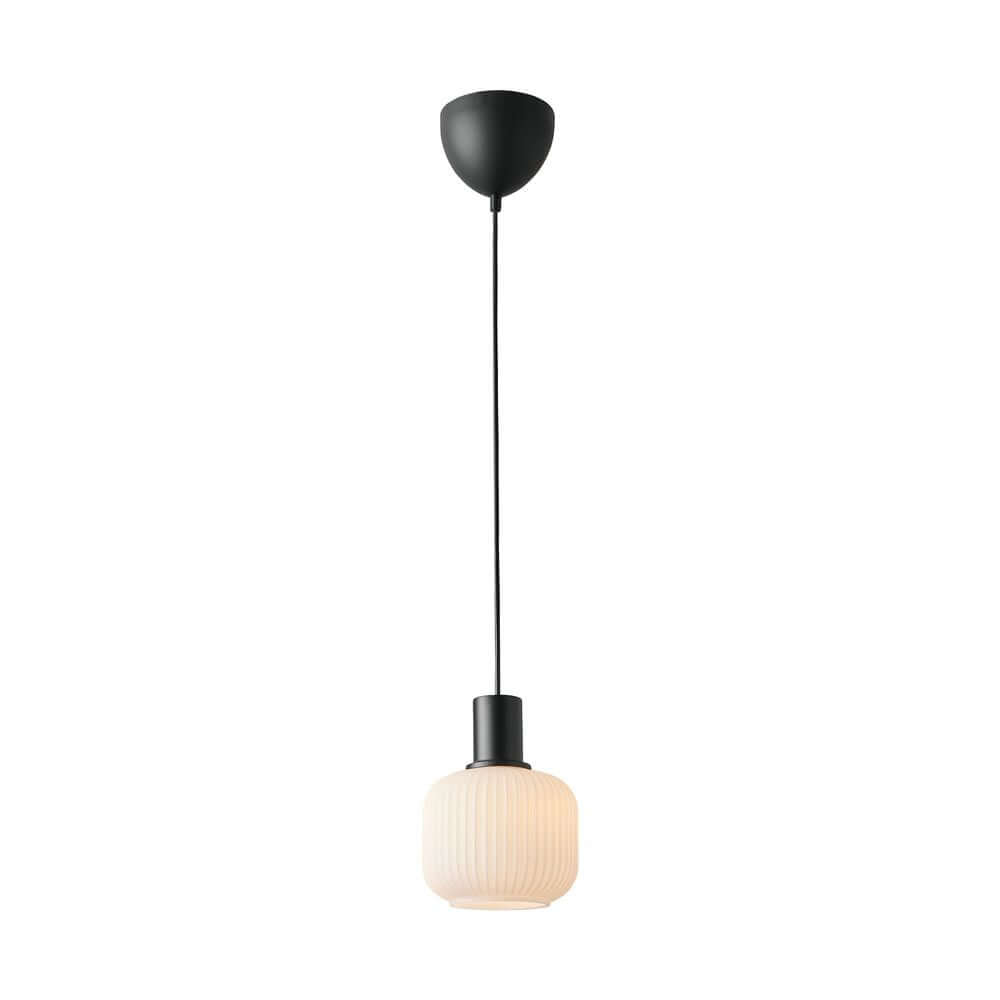 Pendelleuchte Milford Mini mit opalweisem Glas und schwarzem Metallelement, elegantes Design.