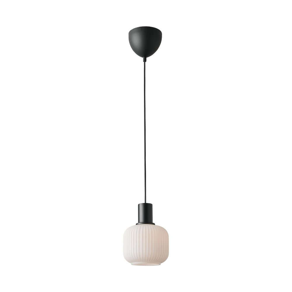 Pendelleuchte Milford Mini aus opalweißem Glas und schwarzem Metall, modern und elegant.