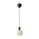 Pendelleuchte Milford Mini aus opalweißem Glas und schwarzem Metall, modern und elegant.