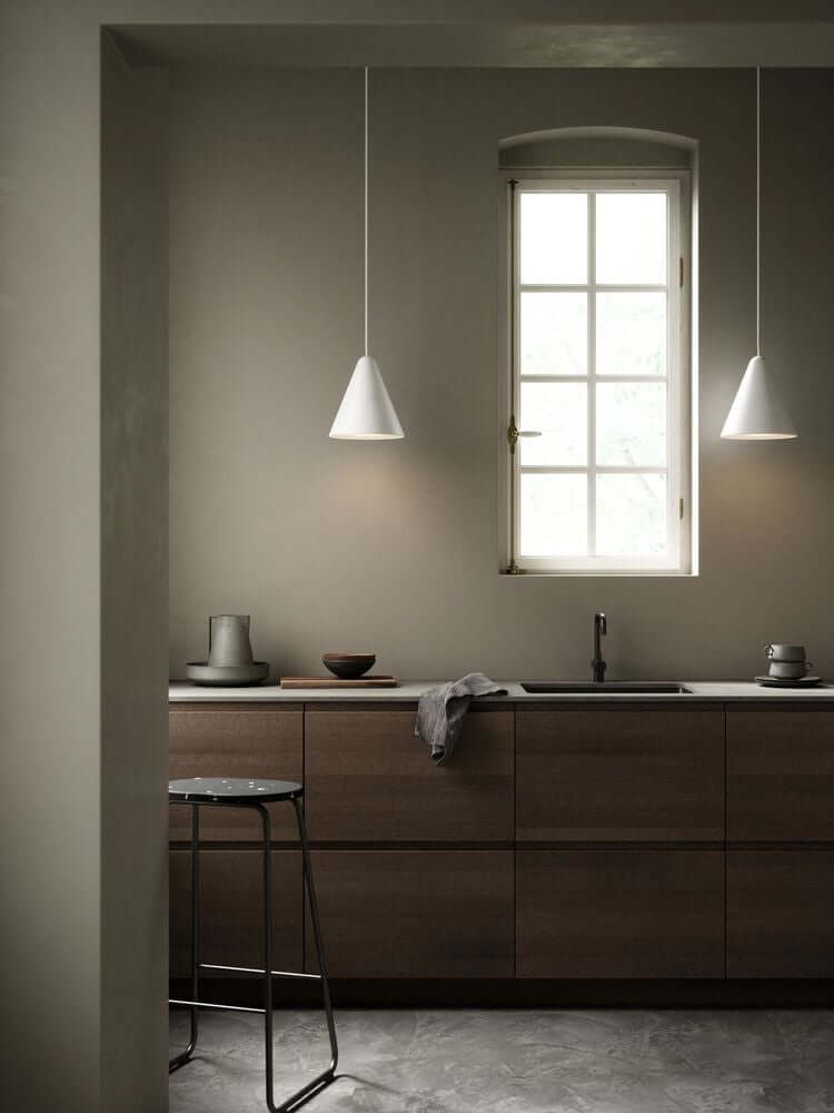 Pendelleuchte Nono 23,5 in stilvoller Küche mit modernen geometrischen Formen und blendfreiem Licht.