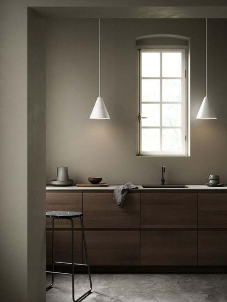 Pendelleuchte Nono 23,5 in stilvoller Küche mit modernen geometrischen Formen und blendfreiem Licht.