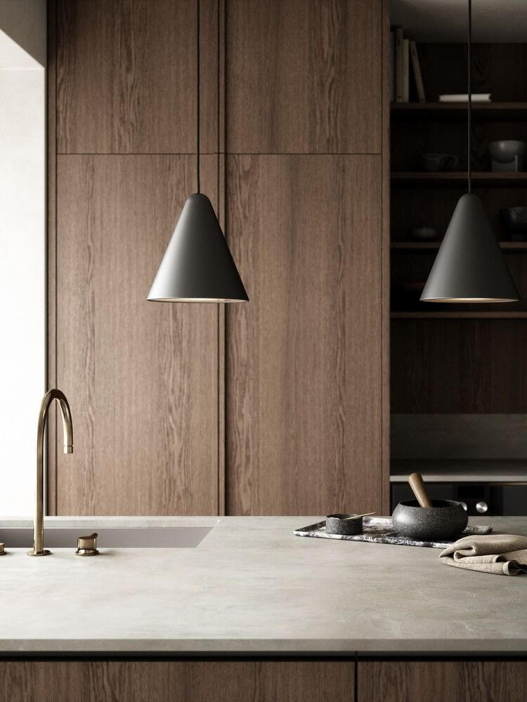 Pendelleuchte Nono 23,5 in modernem Kücheninterieur mit Holzschränken und elegantem Zugang.