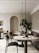 Pendelleuchte Nori 18 im modernen Restaurant mit elegantem Interieur und skandinavischem Design.