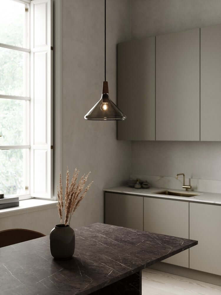 Pendelleuchte Nori 27 in minimalistischer Kücheneinrichtung mit hellen Farben und modernem Design.