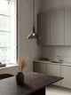 Pendelleuchte Nori 27 in minimalistischer Kücheneinrichtung mit hellen Farben und modernem Design.
