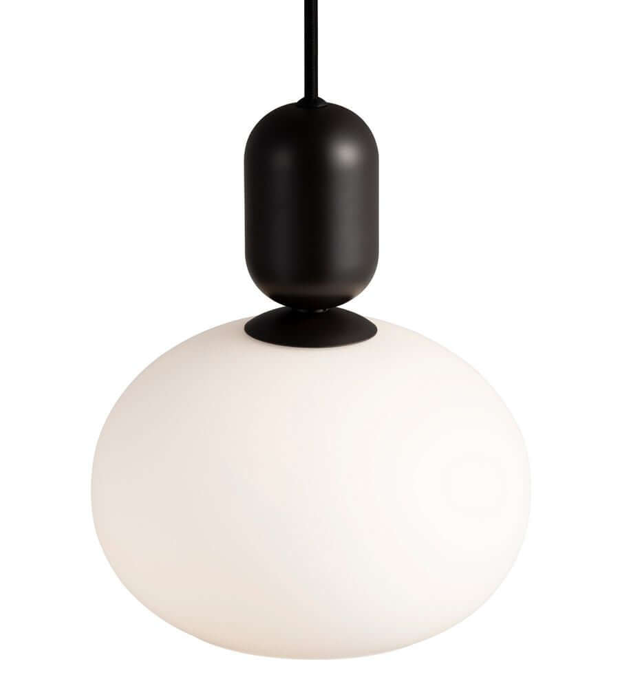 Pendelleuchte Notti mit organischer Form und opalweißer Glasabdeckung, elegant und harmonisch im Design.