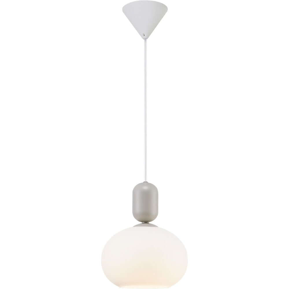 Pendelleuchte Notti mit kuppelförmigem opalweißem Glasschirm und elegantem Design.