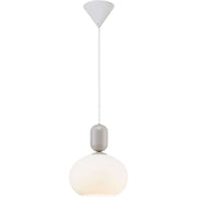 Pendelleuchte Notti mit kuppelförmigem opalweißem Glasschirm und elegantem Design.