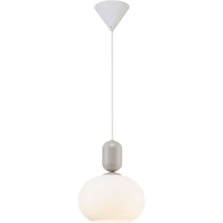Notti pendel med en kuppelformet opal hvid glasskærm og elegant design.