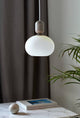 Pendelleuchte Notti in harmonischer Form mit opalweißem Glasschirm und elegantem Design.