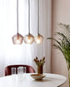 Pendelleuchte Orbiform 3-Spot in modernem Raum mit drei hängenden Lampen, glanzvolles Design.