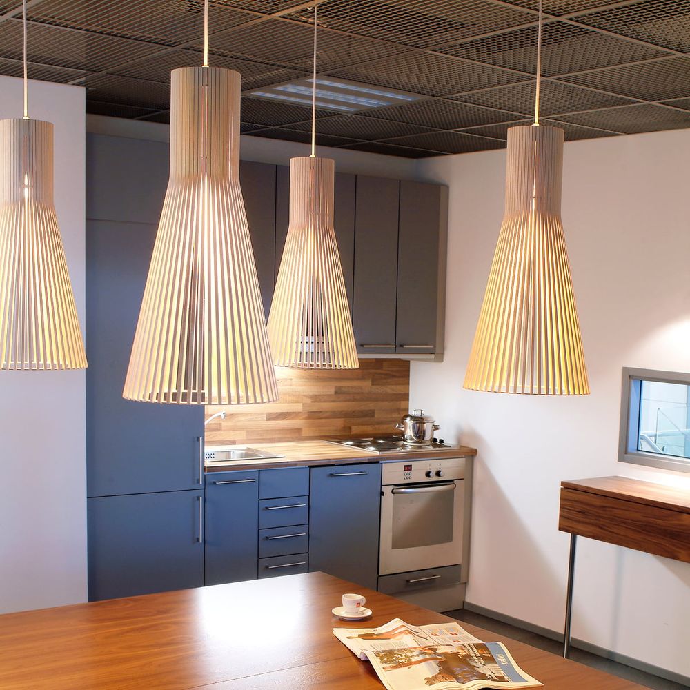 Pendelleuchte Secto Small 4201 aus Holz in moderner Küche mit sanftem Licht und minimalistischer Ästhetik.