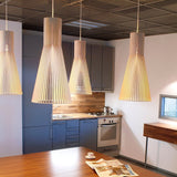 Pendelleuchte Secto Small 4201 aus Holz in moderner Küche mit sanftem Licht und minimalistischer Ästhetik.