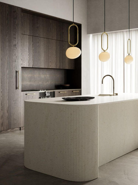 Pendelleuchte Shapes 22 in eleganter Küche mit Holzschränken und modernem, lichtdurchlässigem Design.