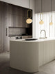 Pendelleuchte Shapes 22 in eleganter Küche mit Holzschränken und modernem, lichtdurchlässigem Design.