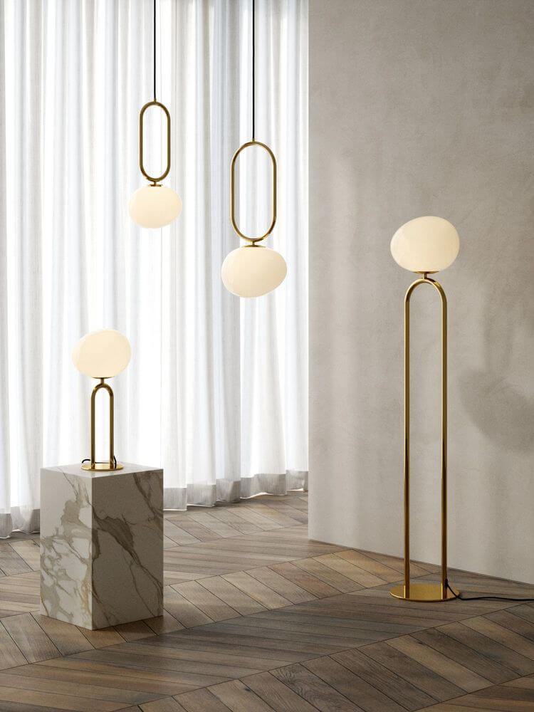 Pendelleuchte Shapes 22 mit Opalglasschirm und Messingfuß auf stilvollem Hintergrund.
