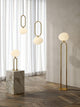 Pendelleuchte Shapes 22 mit Opalglasschirm und Messingfuß auf stilvollem Hintergrund.